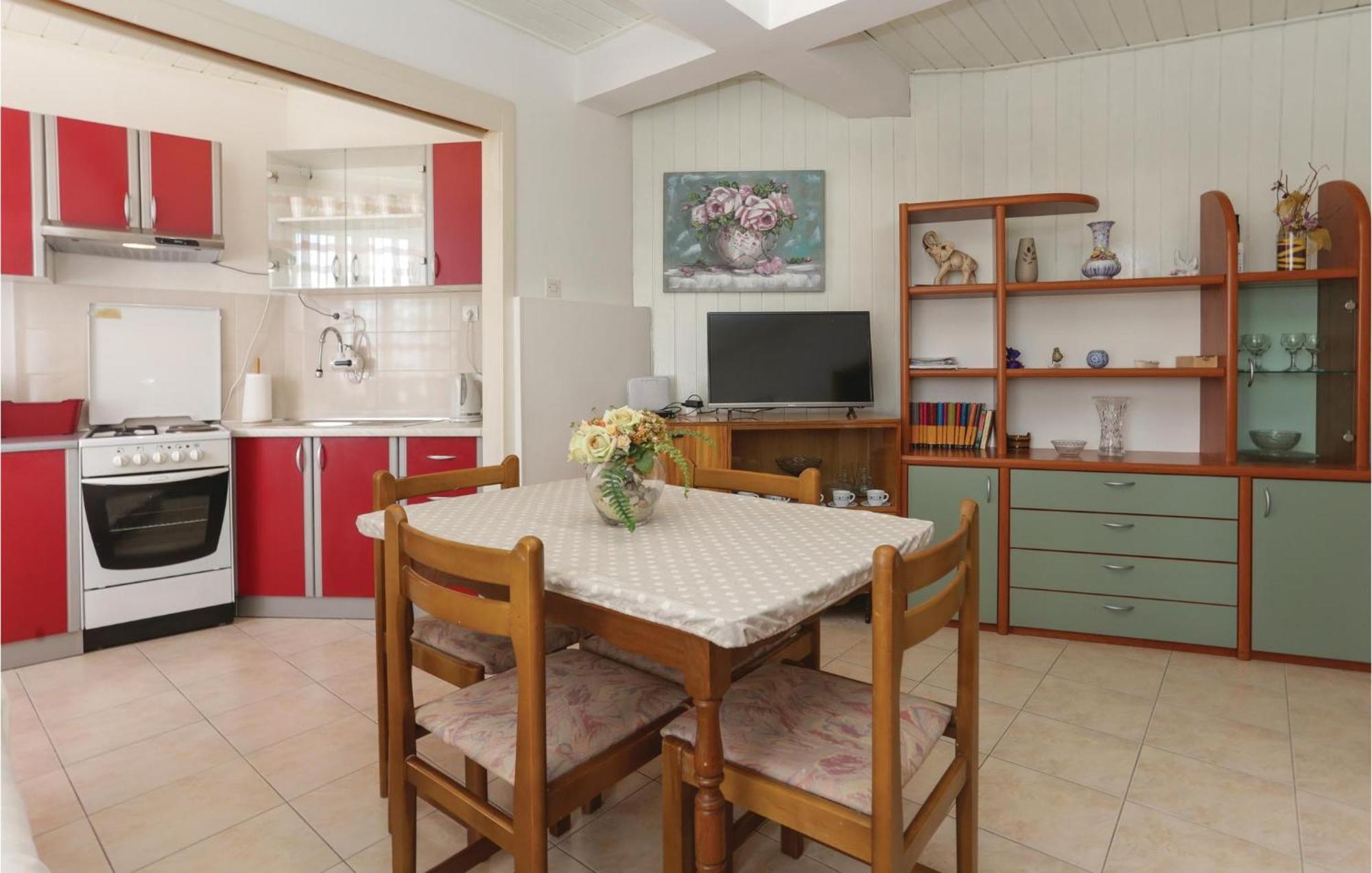 2 Bedroom Stunning Apartment In Kastel Kambelovac Kastela Exterior photo