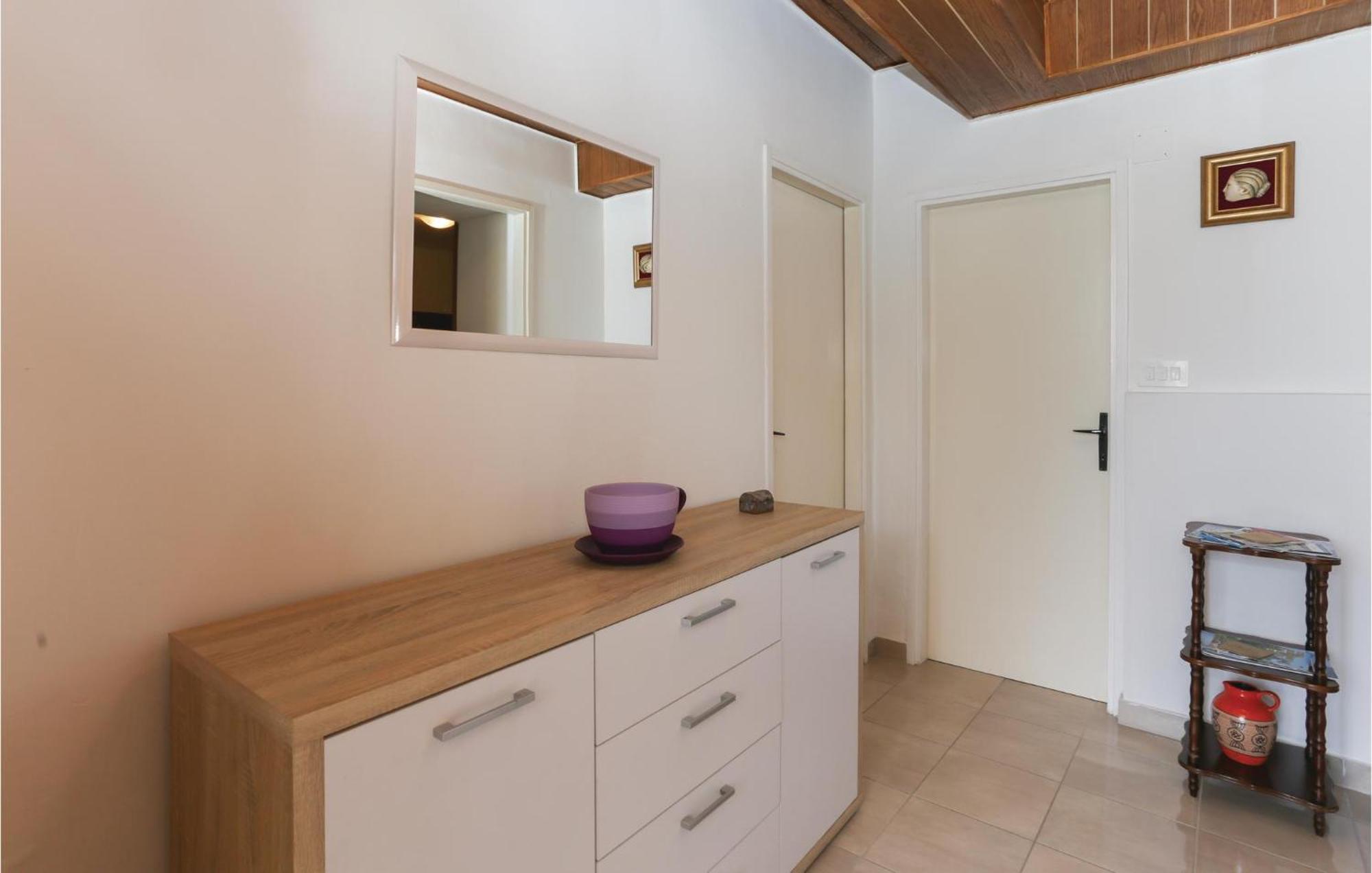 2 Bedroom Stunning Apartment In Kastel Kambelovac Kastela Exterior photo